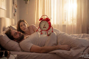 AI-creatieve-fotografie-humoristisch-wakker-worden-alarmklok-rogier-bos