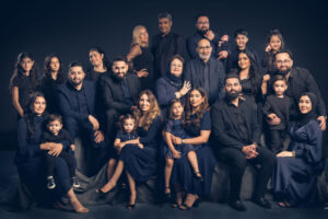 Familie portret van grote familie met klassiek Rembrandtlicht